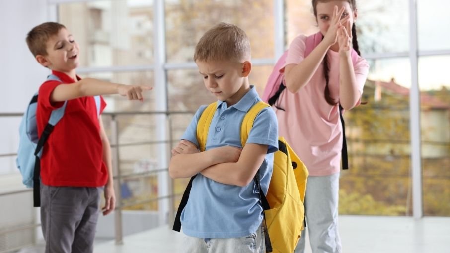 Булінг у школі: як розпізнати і захистити дитину - Kid`s Life School Як розпізнати булінг у школі та захистити дитину: ознаки цькування, розмова, докази й звернення до директора. Дії при кібербулінгу та вибір безпечного навчання. - Kid`s Life School